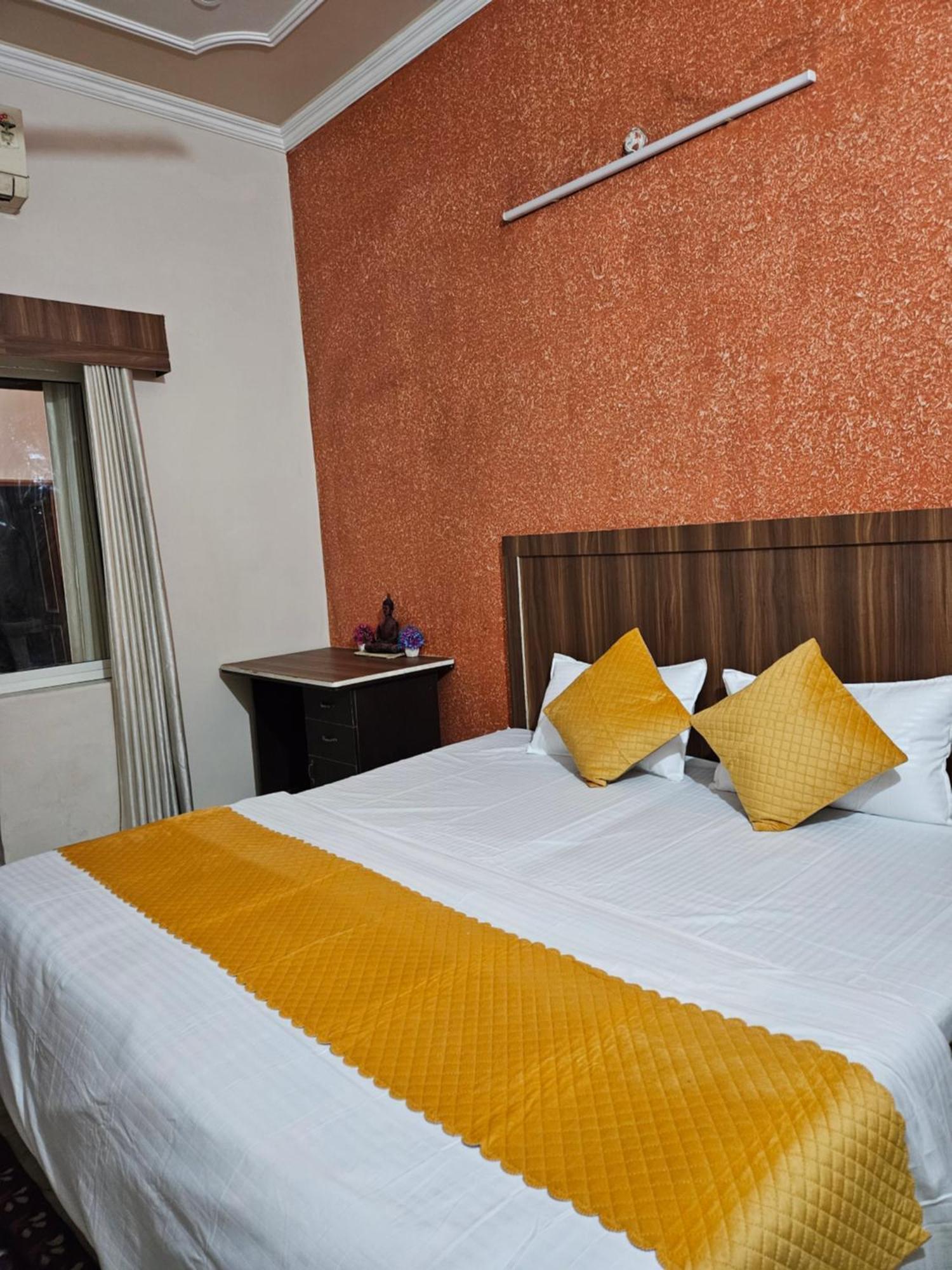 Krishna'S Land Hotel Vrindāvan Екстериор снимка