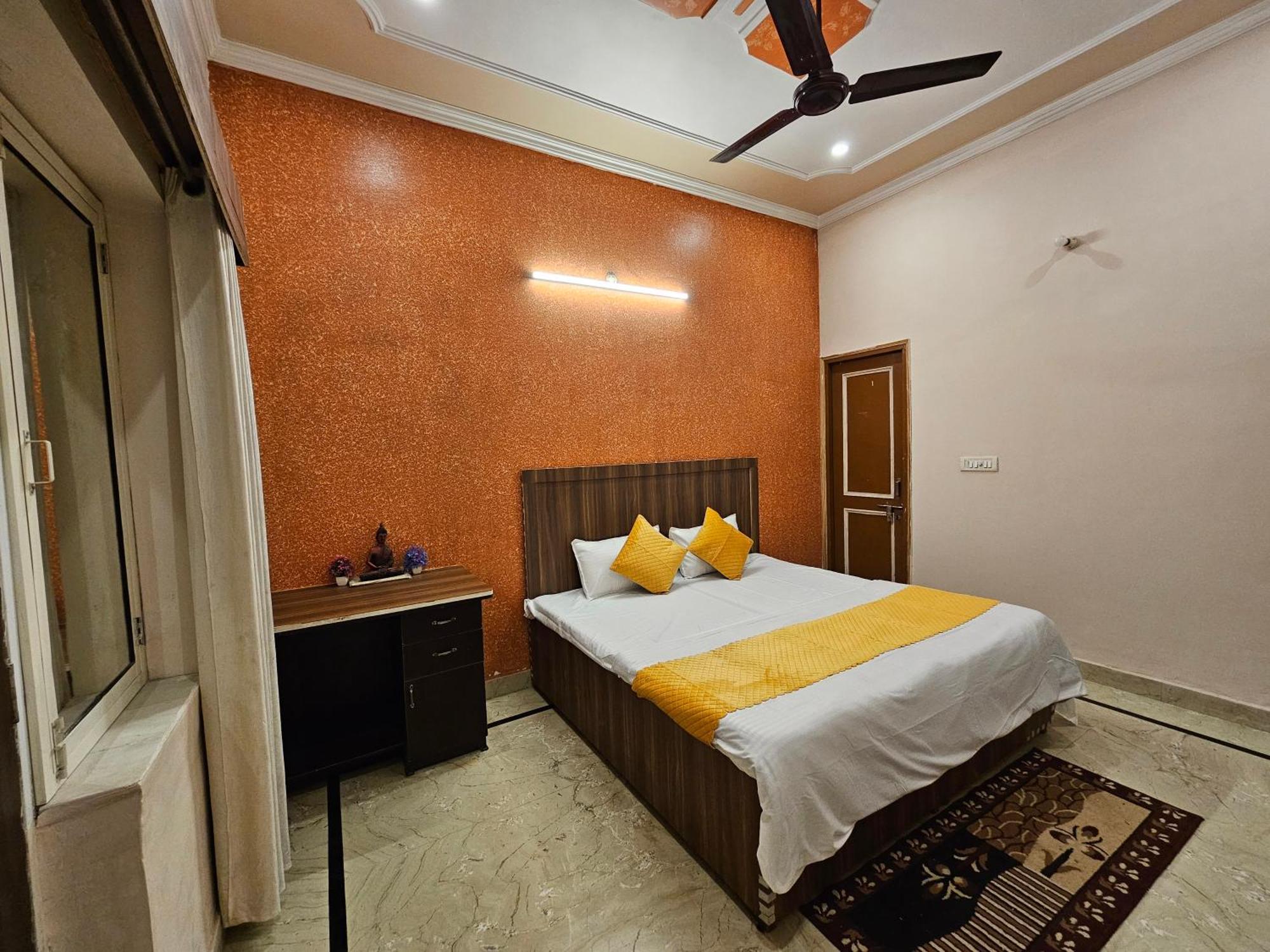Krishna'S Land Hotel Vrindāvan Екстериор снимка