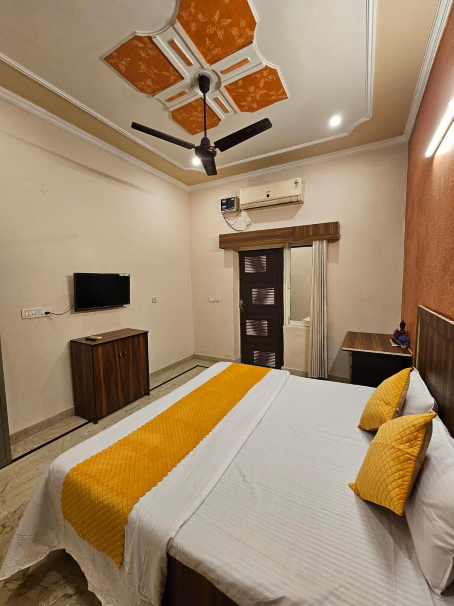 Krishna'S Land Hotel Vrindāvan Екстериор снимка