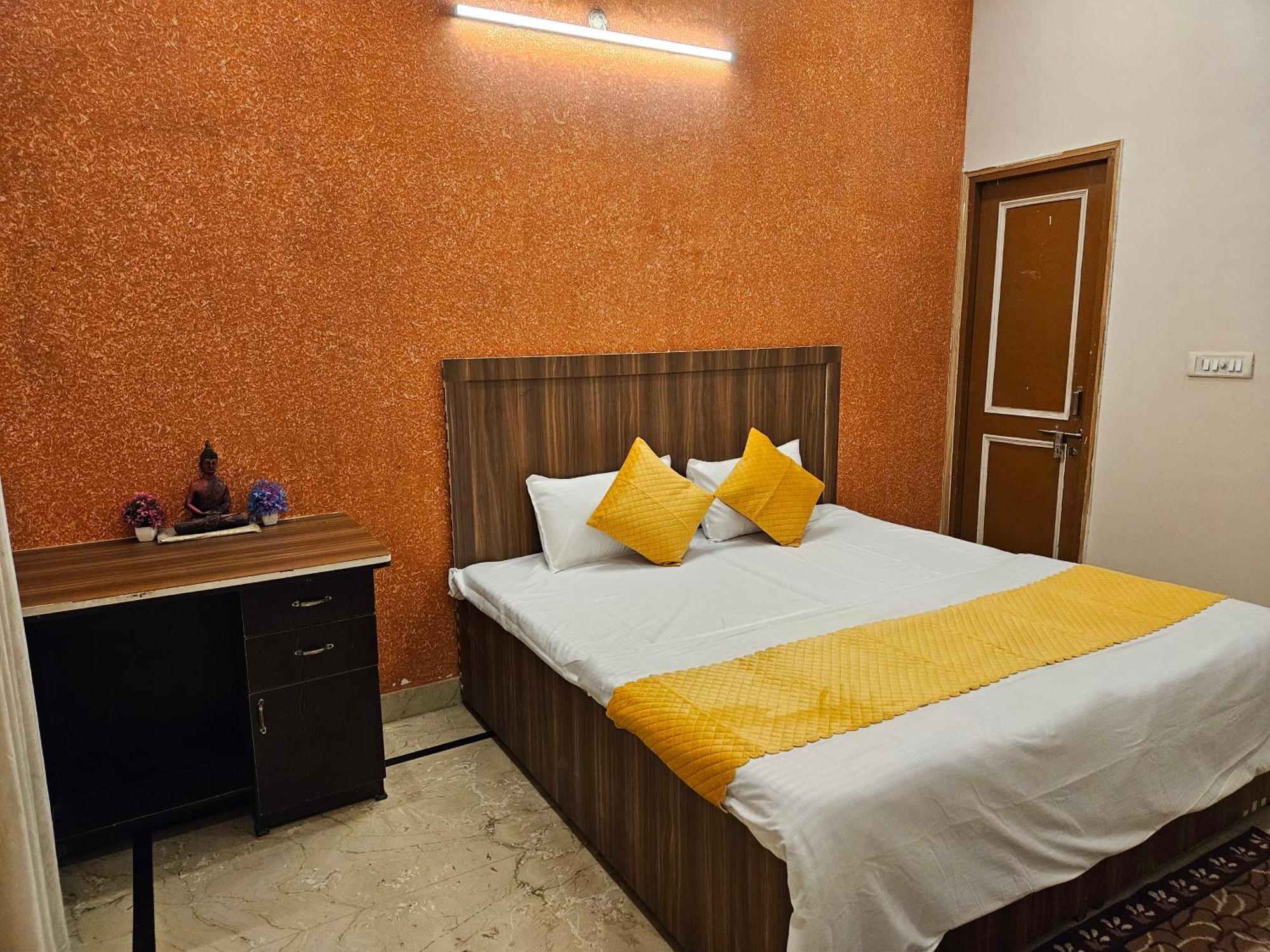 Krishna'S Land Hotel Vrindāvan Екстериор снимка